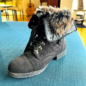 Women’s 8.5 Accacia Versatile Faux Brown Fur Trim Black Combat Boot